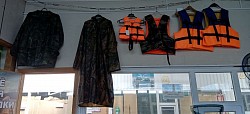 Дождевики и спасательные жилеты